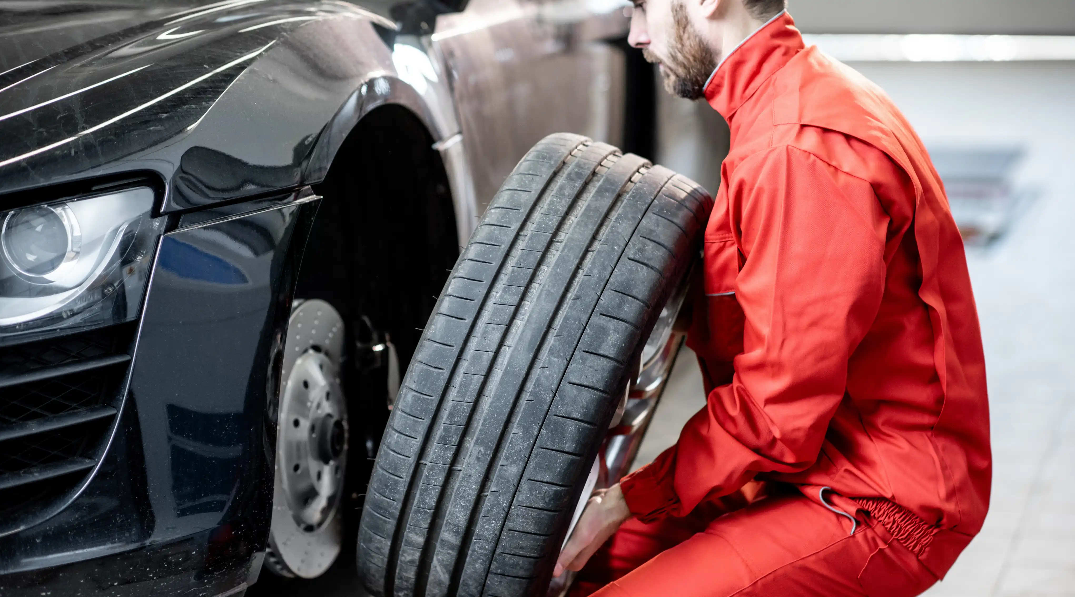 Mecánico cambiando un neumático en taller Neumáticos Automoben Lorca